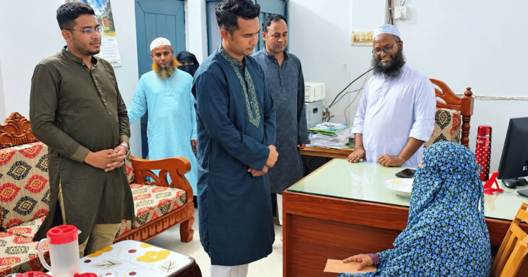আদালতের হস্তক্ষেপে মাকে বাড়িতে নিয়ে আসেন গ্রাম পুলিশ, মাফ চেয়েছে ছেলে