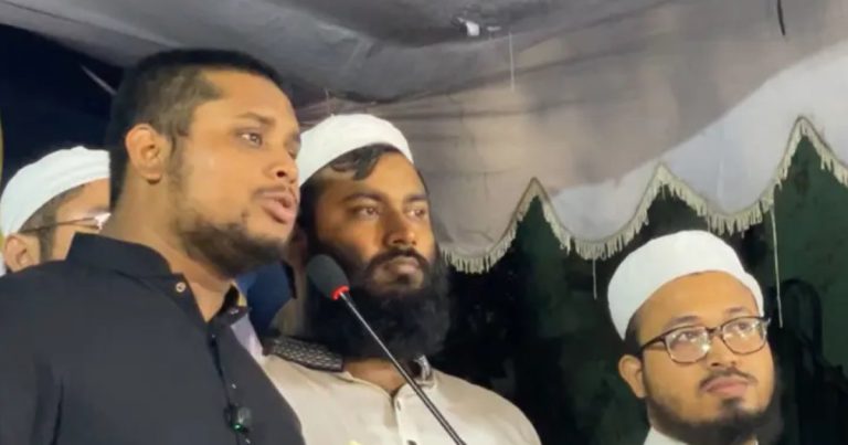 হাসনাত আবদুল্লাহ পণ্ডিতদের অন্যের ‘নাকল’ না করে ‘নিজের খেলার খেলোয়াড়’ হতে বলেছেন।
