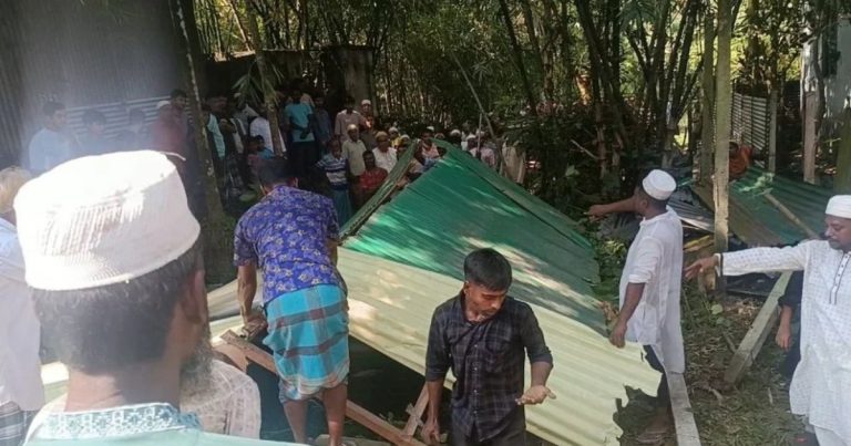 প্রতিবেশীর সঙ্গে বিরোধের জেরে রাস্তা বন্ধ, বাড়ি ভেঙে লাশ দাফন করে বাসিন্দারা