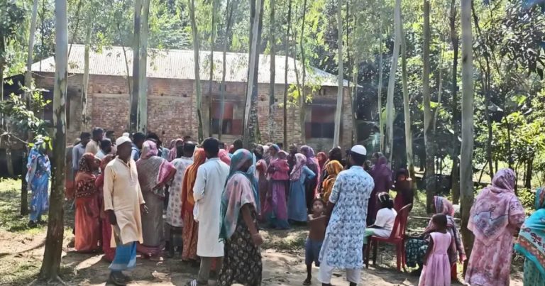 সম্পত্তির জন্য বাবার জানাজা বন্ধ করে দিল মেয়ে, উঠোনে পড়ে আছে লাশ