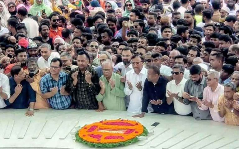 জিয়াউর রহমান ও খালেদা জিয়ার সমাধিতে বিএনপির ভারপ্রাপ্ত মহাসচিব রিজভীর শ্রদ্ধাঞ্জলি