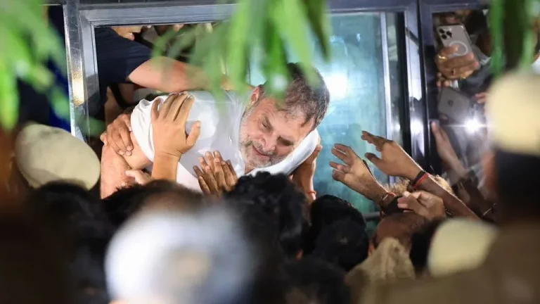 বিক্ষোভ ছত্রভঙ্গ করতে গিয়ে পুলিশের হাতে বাসে টেনে তোলা হলেন ভারতের বিরোধীদলীয় নেতা।
